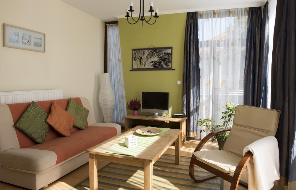 Feng Shui Wellness Apartmanhaz ヘーヴィーズ エクステリア 写真